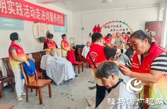 西平县志愿者走进养老院 义务理发暖人心