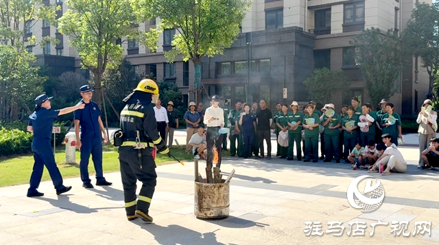 消防课开到家门口 居民实操灭火器学技能