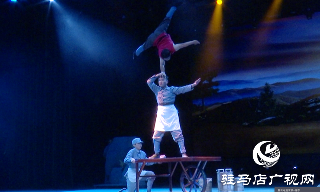 驿城区原创杂技情景剧《烽火少年》上演