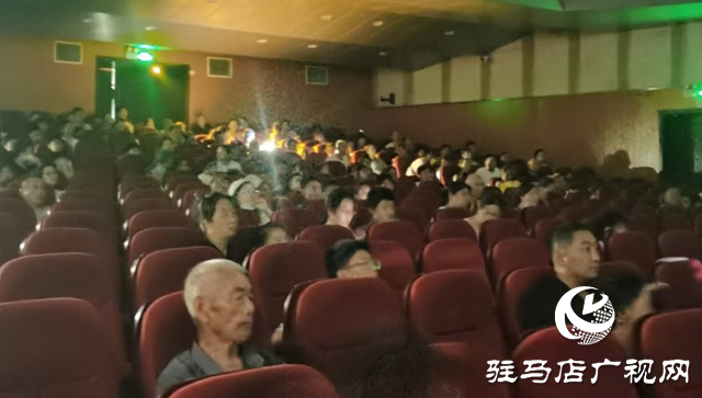 西平县柏城剧院展映《铁道英雄》 传承红色基因