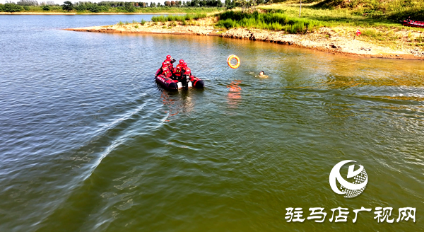 平舆特巡警与蓝天救援队共筑水域 “生命防线”