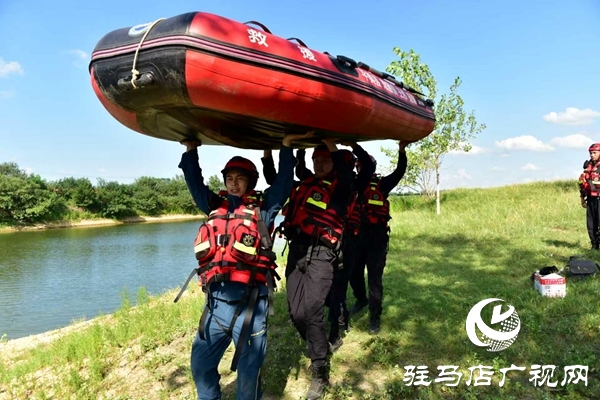 平舆特巡警与蓝天救援队共筑水域 “生命防线”