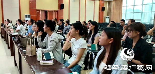 平舆六中特邀中原名班主任吴红霞分享班主任专业成长密码