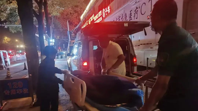 驻马店市中医院急诊上演极速救援，货车司机重获新生