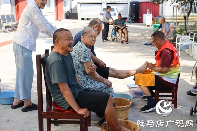 驿城区香山街道：“情暖夕阳红 党员在行动”志愿服务点亮老人幸福生活
