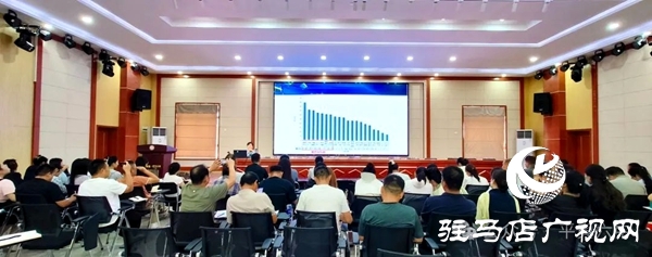 平舆六中特邀中原名班主任吴红霞分享班主任专业成长密码