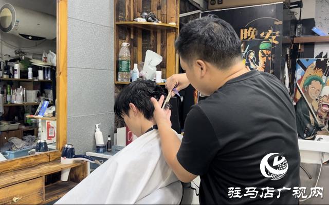 开学临近“理发热” 学生扎堆换发型