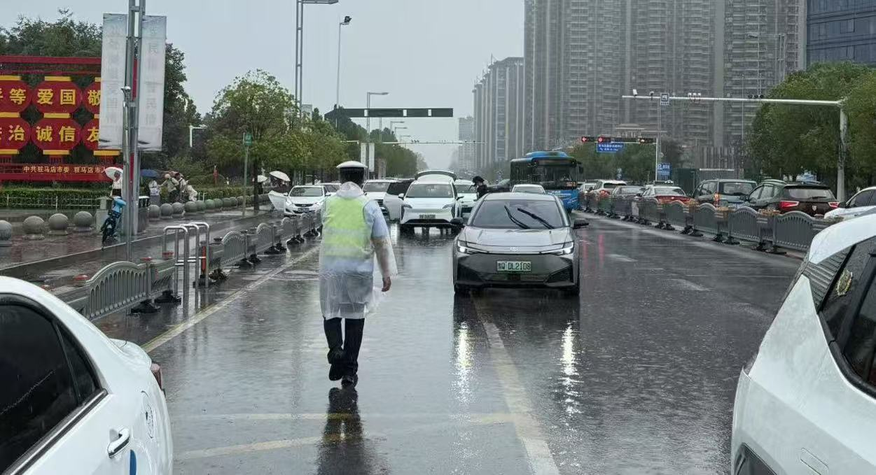 雨幕中那抹荧光绿：示范区交警坚守岗位护平安