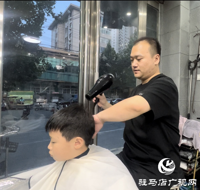 开学临近“理发热” 学生扎堆换发型