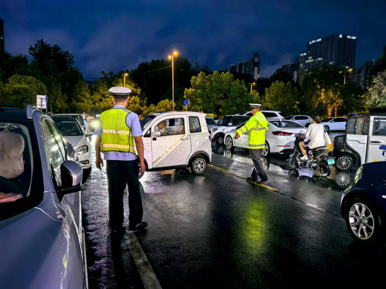 雨幕中那抹荧光绿：示范区交警坚守岗位护平安