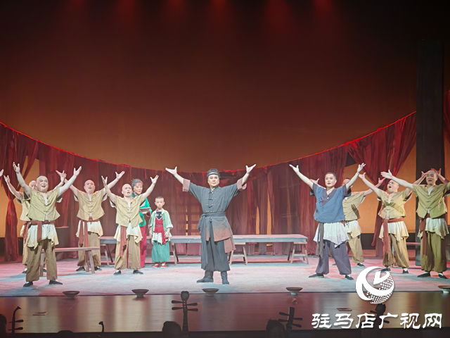 黄河戏剧节上党梆子《高粱红了》在确山工人文化宫精彩上演