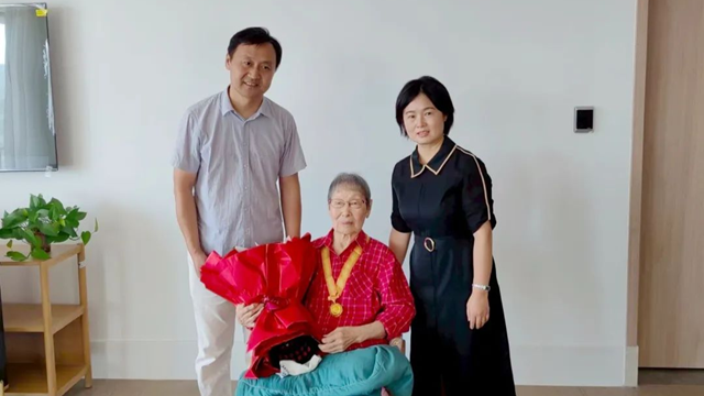 驻马店市中心医院赴青岛慰问医院离休干部、抗战老战士杨冠秀同志并颁发“中国人民抗日战争胜利80周年”纪念章