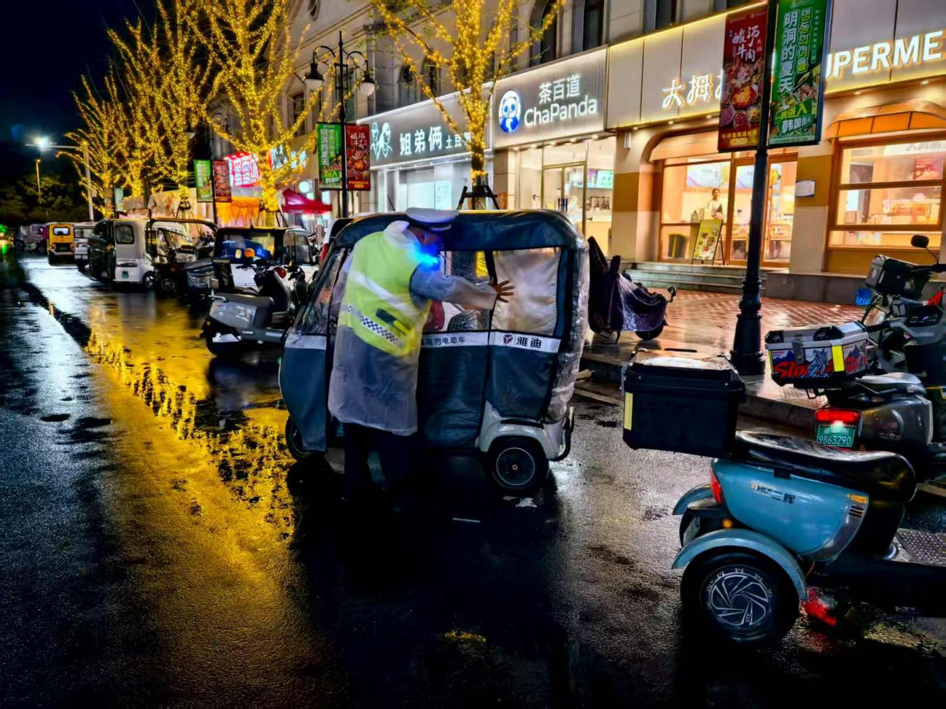 雨幕中那抹荧光绿：示范区交警坚守岗位护平安