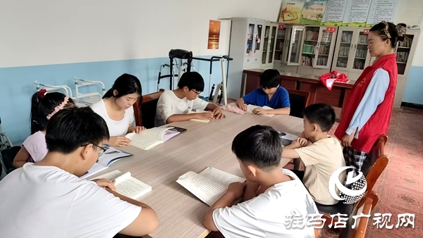 平舆县庙湾镇：农家书屋暑期飘书香 少年学子阅读正当时