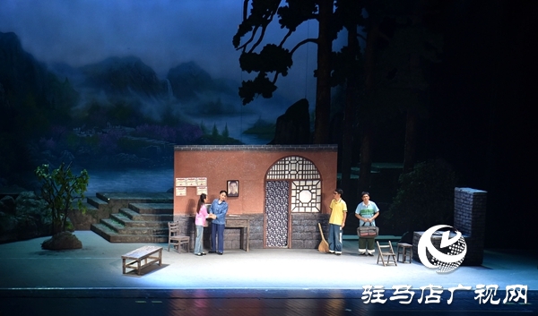 黄河戏剧节参赛剧目豫剧《女人是座山》平舆震撼上演 演绎坚韧母爱感动全场