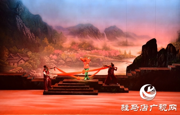 黄河戏剧节参赛剧目豫剧《女人是座山》平舆震撼上演 演绎坚韧母爱感动全场