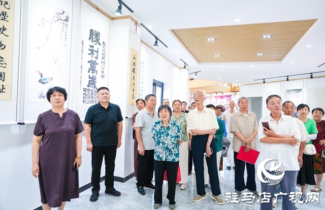  西平县举行纪念抗战胜利80周年老年书画剪纸展