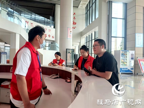 平舆县行政服务大厅：“红马甲”飘动处 政务服务暖人心