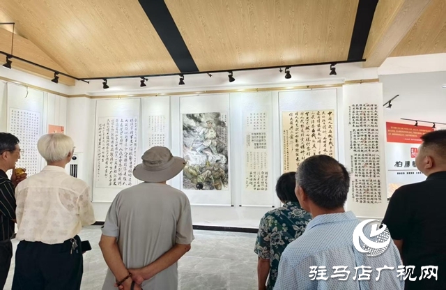  西平县举行纪念抗战胜利80周年老年书画剪纸展