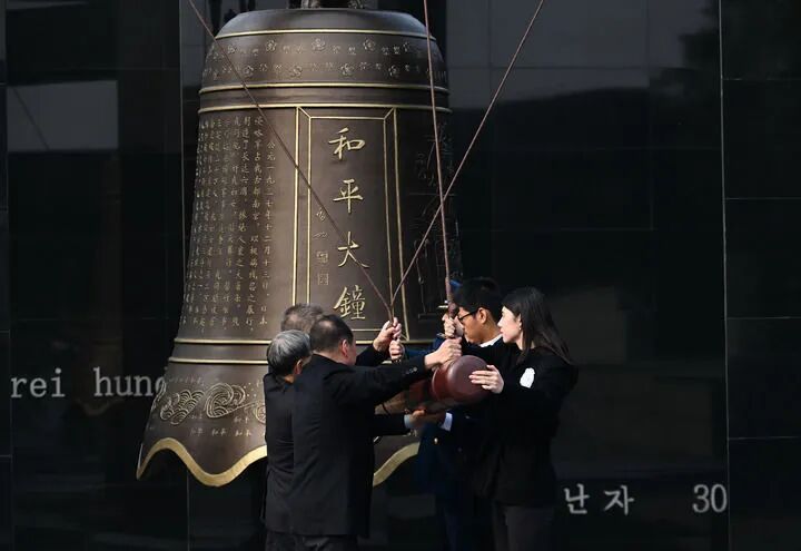 　　在民族复兴征程上夺取新的伟大胜利——纪念中国人民抗日战争暨世界反法西斯战争胜利80周年