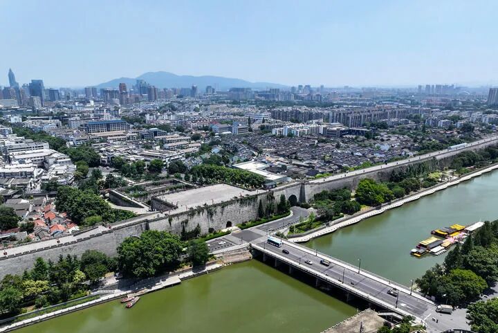 　　在民族复兴征程上夺取新的伟大胜利——纪念中国人民抗日战争暨世界反法西斯战争胜利80周年