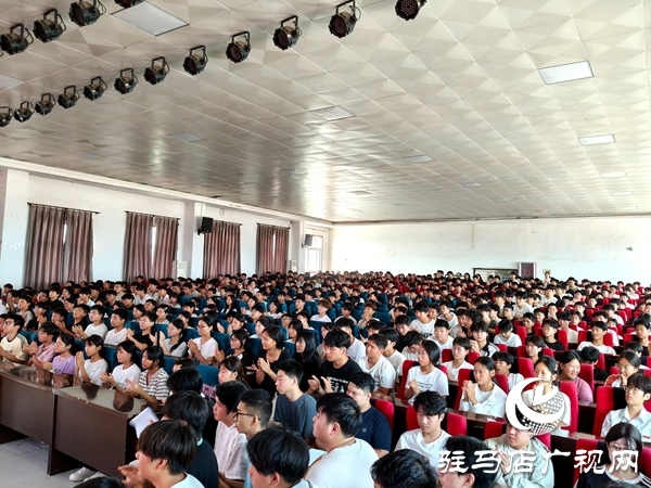 河南省平舆县中等职业学校举办“榜样领航・逐梦前行”优秀毕业生报告会