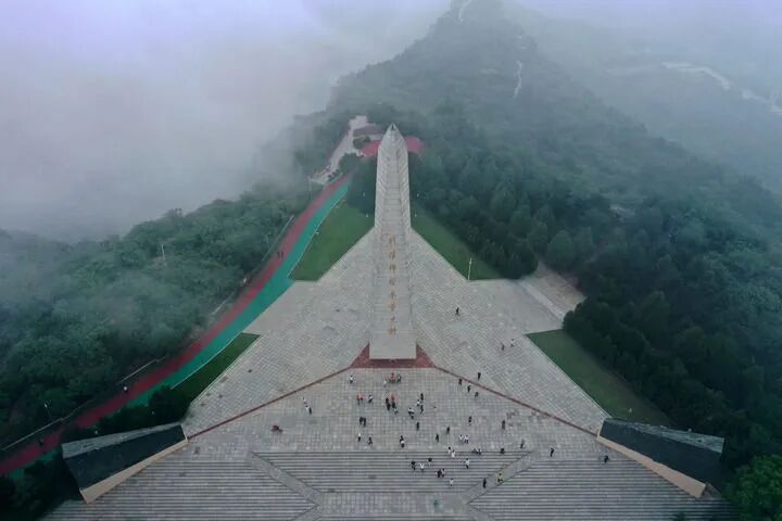 　　在民族复兴征程上夺取新的伟大胜利——纪念中国人民抗日战争暨世界反法西斯战争胜利80周年