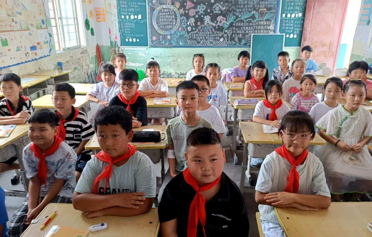 汝南县古塔付楼小学少先队员观看抗战胜利80周年纪念大会