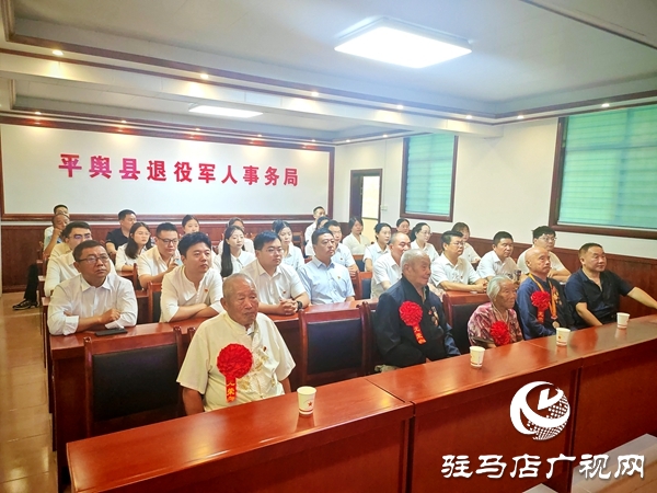 平舆县退役军人事务局邀请三位九旬抗战老兵共同收看抗战胜利80周年阅兵活动直播