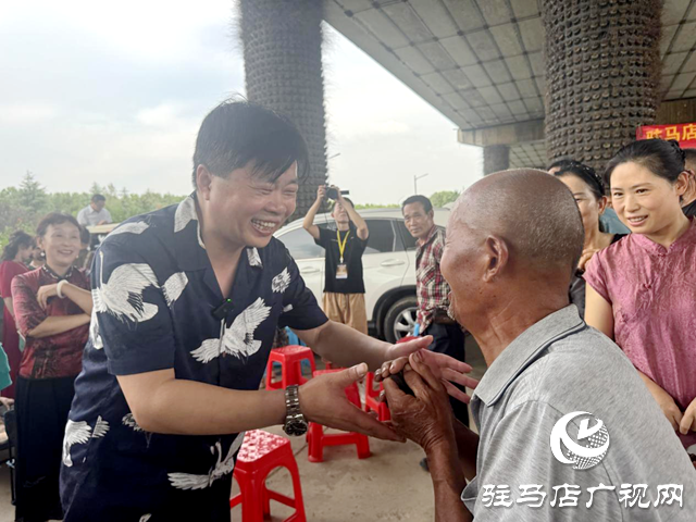 黄河戏剧节“送戏到身边”：戏曲名家走进社区 经典唱段回荡街头