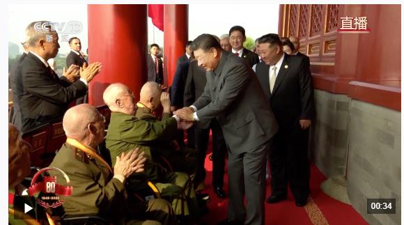 致敬英雄！习近平与天安门城楼观礼席的抗战老兵亲切握手