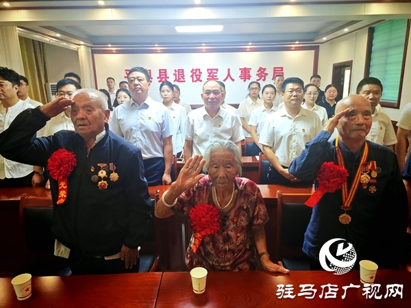 平舆县退役军人事务局邀请三位九旬抗战老兵共同收看抗战胜利80周年阅兵活动直播