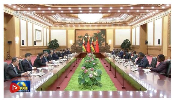 习近平会见津巴布韦总统姆南加古瓦