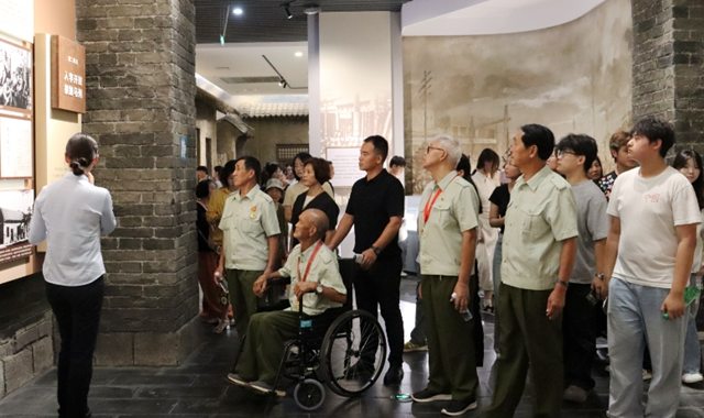 驿城区香山街道：观阅兵忆峥嵘岁月 缅先烈承红色精神
