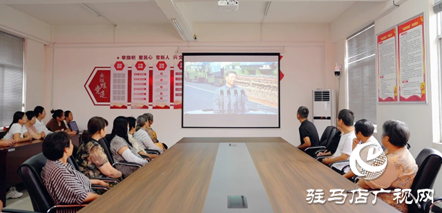 新蔡县社会各界集中收看纪念中国人民抗日战争暨世界反法西斯战争胜利80周年大会直播实况