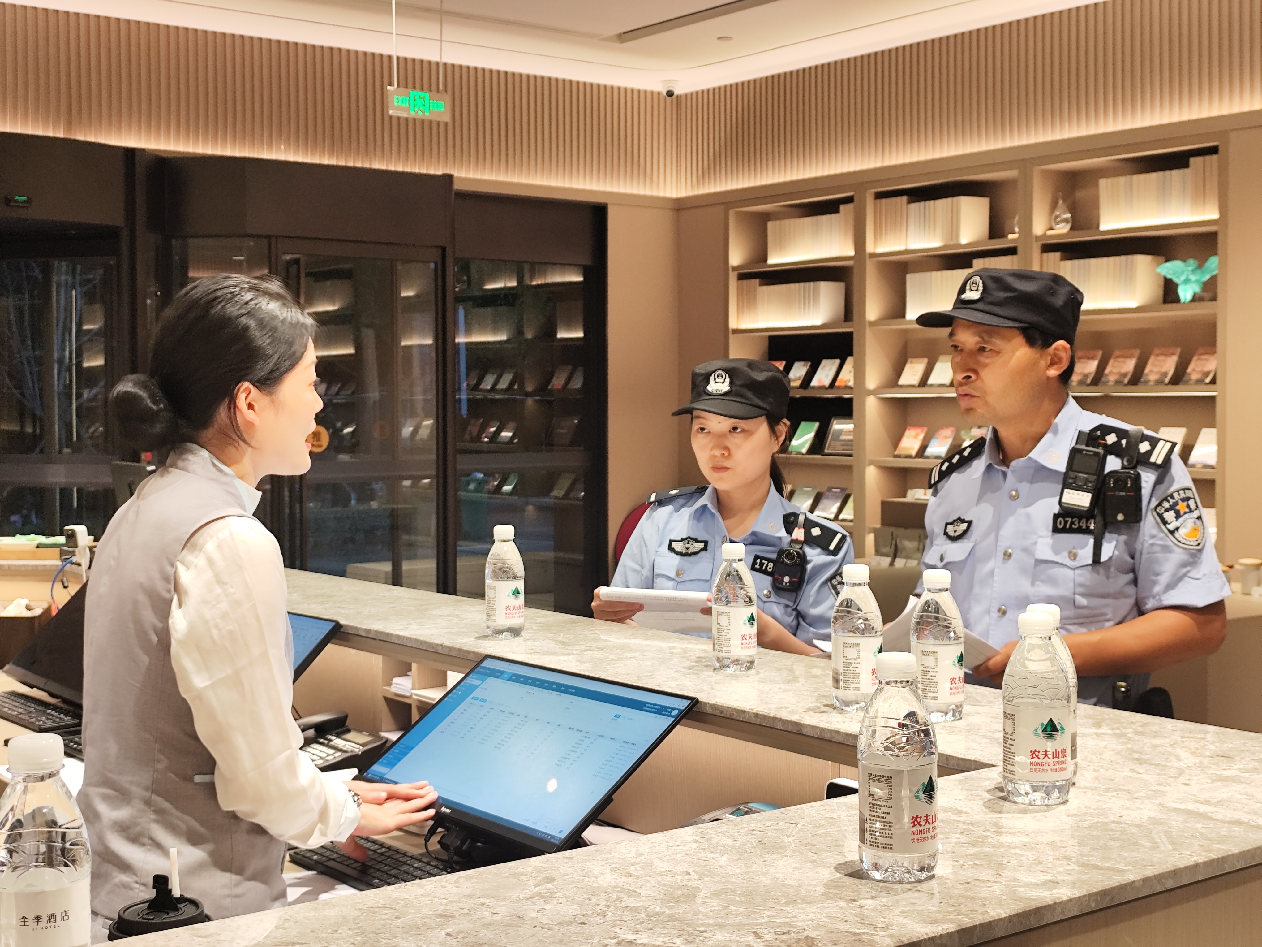 示范区公安分局对辖区重点行业场所开展安全检查
