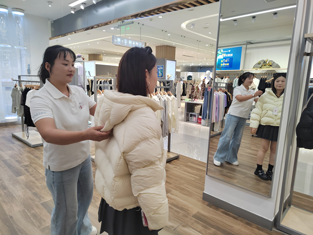 秋意渐浓“暖”先行 反季羽绒服销售旺