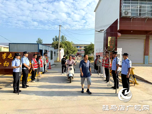平舆县李屯镇：坚守护学一线 筑牢校园安全 “防护网”
