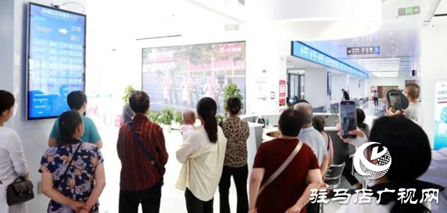 驿城区社会各界收听收看纪念中国人民抗日战争暨世界反法西斯战争胜利80周年大会直播