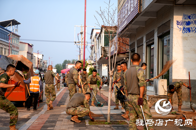 军民同心清路障 携手共建美家园