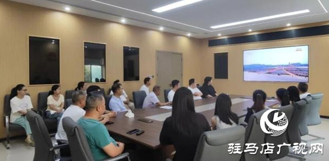 驿城区社会各界收听收看纪念中国人民抗日战争暨世界反法西斯战争胜利80周年大会直播