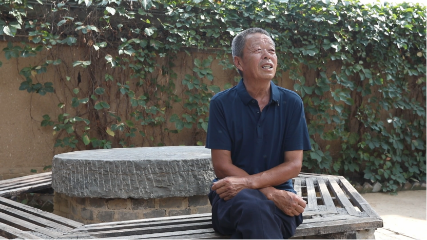 “老弟，这双棉鞋给你穿”