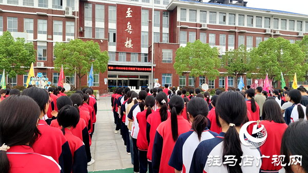 平舆县第一初级中学举行纪念抗战胜利80周年阅兵观礼后秋季国旗下校长讲思政课