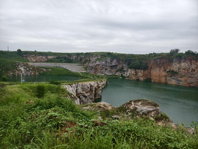 驿城区香山天坑：独特地质景观成游客热门打卡地