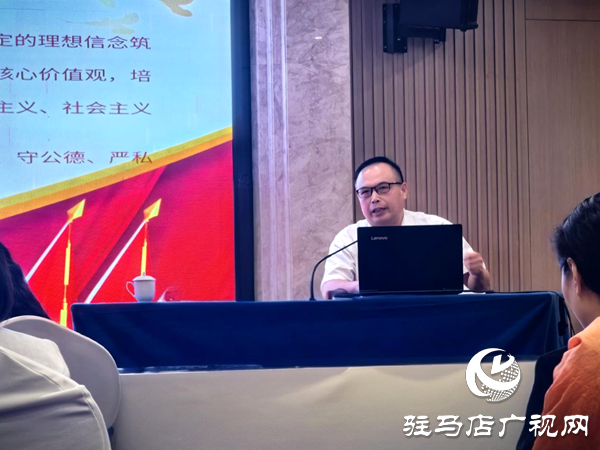 平舆县精神文明建设促进中心主任赵运领在驻马店市2025年社科普及基层宣讲员示范宣讲活动上进行示范宣讲  
