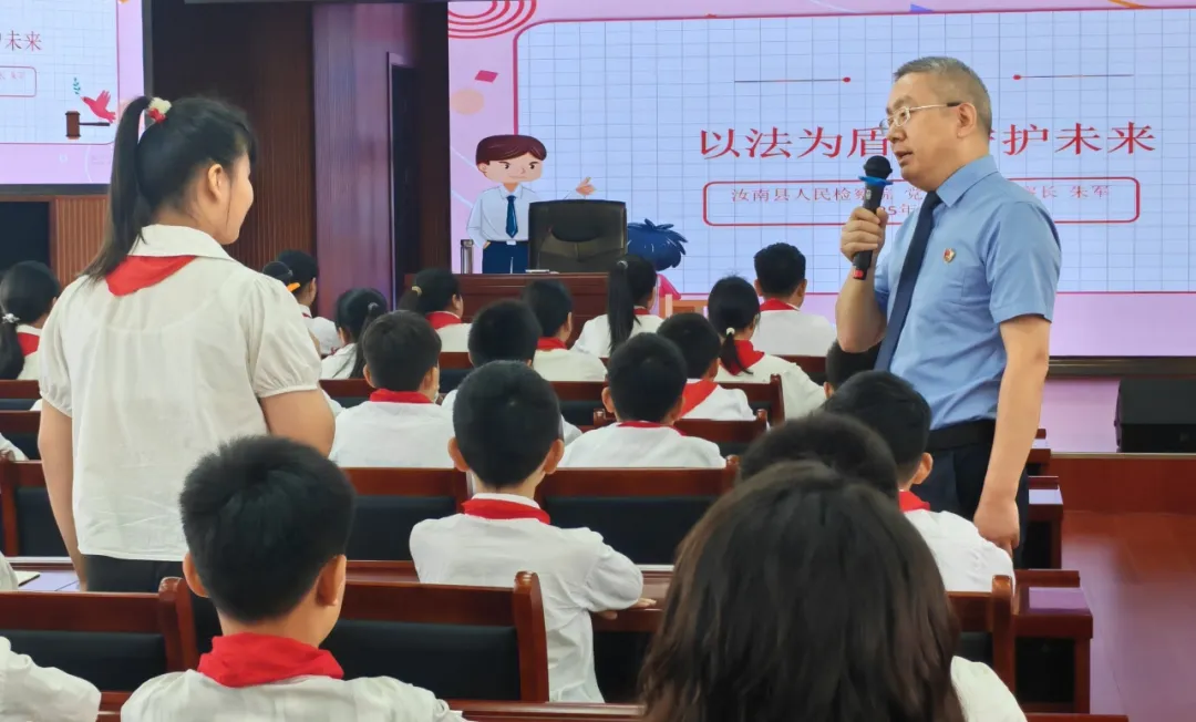 以法为盾 守护未来——汝南县人民检察院开展教师节走访暨送法进校园活动