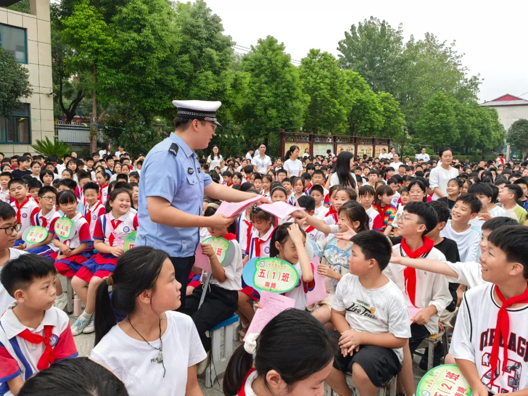 上蔡交警进校园开展交通安全知识宣讲