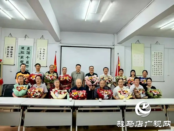 黄淮学院：校友鲜花赠恩师 金秋情暖教师节