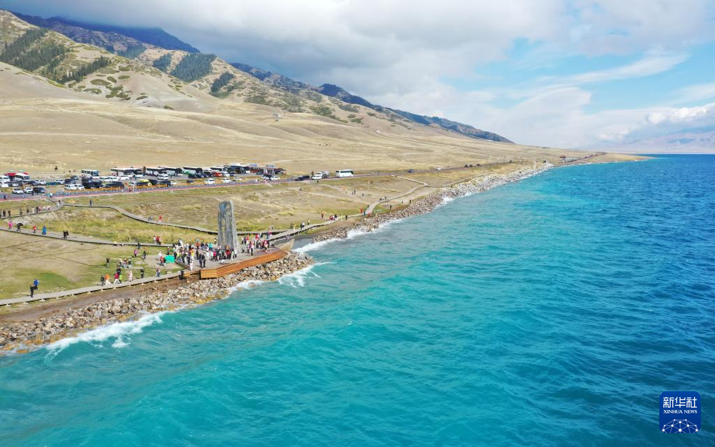 碧波万顷 赛里木湖秋景美