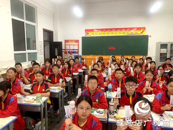 平舆思源实验学校在全校范围内开展“护苗·绿书签”主题班会